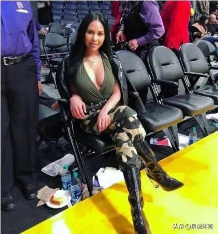 美媒爆出库兹马与前女友复合，并且坐在了斯台普斯场边，而球迷直呼太火辣，你怎么看？