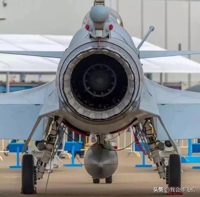 飞机起飞前加速主要是靠机轮吗?