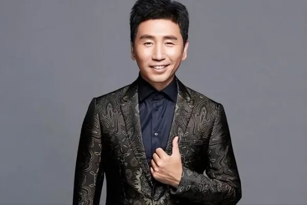 沙宝亮与妻子戴笑盈现身长沙黄花机场，沙宝亮的感情经历是怎样的？