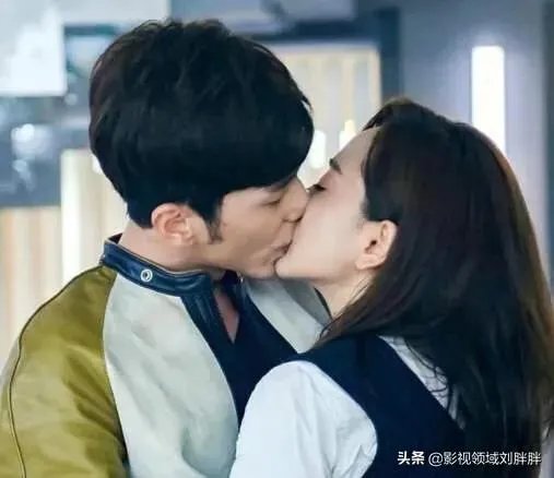 看电视剧时，有没有遇到跟家人一起看到吻戏的尴尬画面？怎么处理较好？