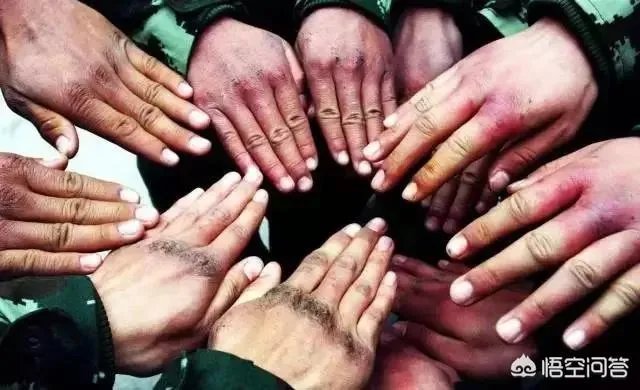 军人坐火车被埋怨不让座,网友怒怼乘客:别给群众丢人,这件事情你怎么看?