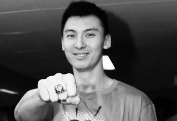 前首钢队长吉喆去世，年仅33岁，从高光到落幕，他的‘晚年’都发生了什么？