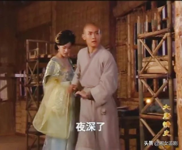 看电视剧时，有没有遇到跟家人一起看到吻戏的尴尬画面？怎么处理较好？