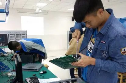 用计算机进行情报检索，属于计算机应用中的（　）。