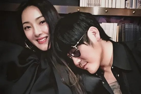 曹格女儿Grace12岁了，穿吊带衫显成熟长发飘飘，她的变化有多大？