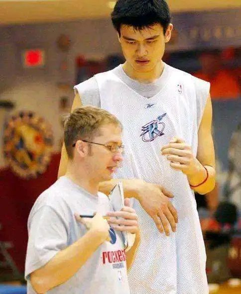 姚明的翻译科林潘，服务了3年，赚到多少钱？他近况如何？