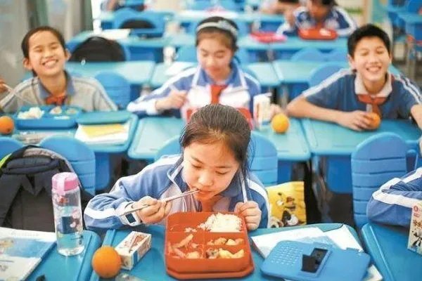 代表建议让学生在校内完成家庭作业,这是否能减轻学生学习的负担?