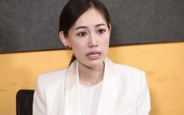 马蓉携女全身名牌现身机场，离婚后的她为何出售如此阔气？