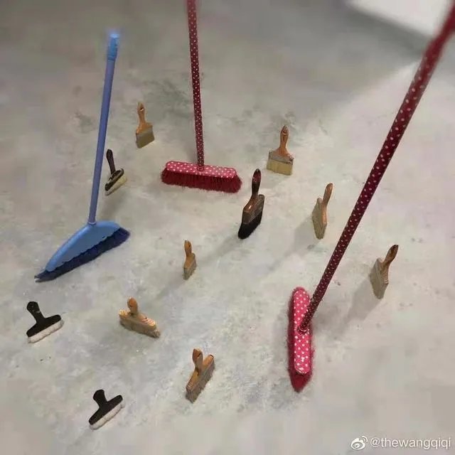 昨天“立扫把”，今天倒立上厕所？沙雕网友的脑洞有多大！