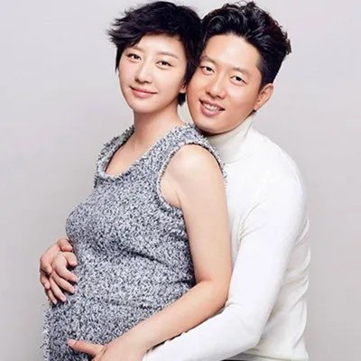 唐一菲怀孕照片曝光 夫妻同行幸福看房