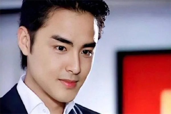 阮经天与明道长相惊人的相似，你更喜欢谁？为什么？