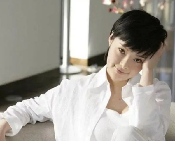 金巧巧被曝秃顶戴假发，疑似袁立曝光的，她二人是什么关系？