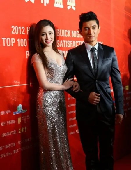 吴奇隆甘婷婷快乐大本营现身  甘婷婷贴胸吴奇隆表示很吃香