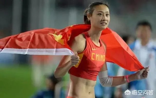 中国撑杆跳女神李玲夺冠后,明目张胆的给裁判和工作人员发糖,对此你怎么看?