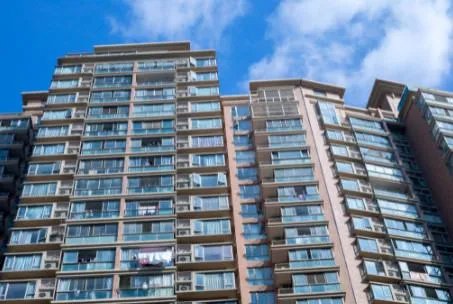 武汉高楼外墙脱落，网约车司机被砸身亡，谁该为司机的死负责？