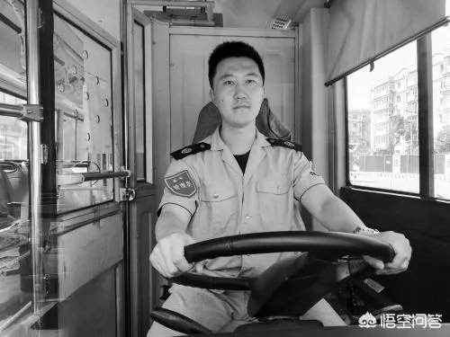 沈阳一七旬老人公交车上突发心梗，司机乘客上演“生死时速”救回老人，你怎么看？