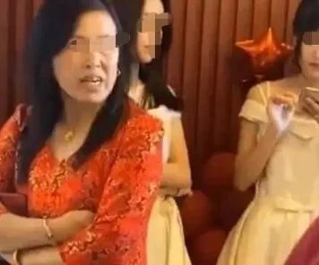 新郎接亲被丈母娘嫌钱少，彩礼越多越好吗？