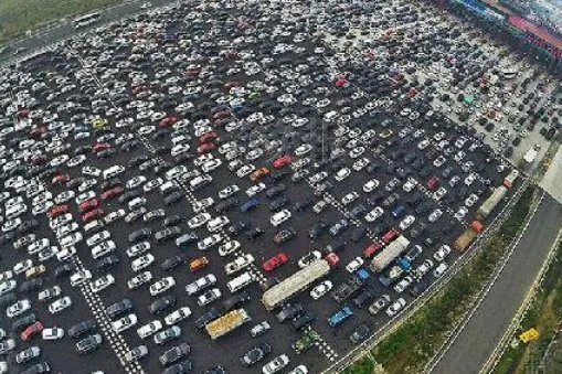 全家出动为堵车路人煮面，你会去吃这碗免费爱心面吗？