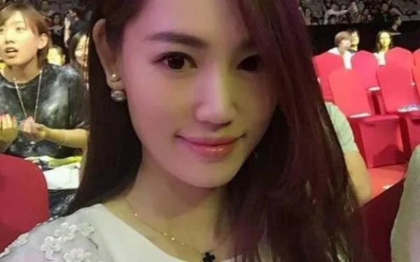 马蓉携女全身名牌现身机场，离婚后的她为何出售如此阔气？