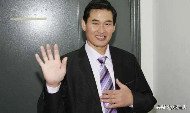 如何看待大衣哥朱之文家门被村民踹开?