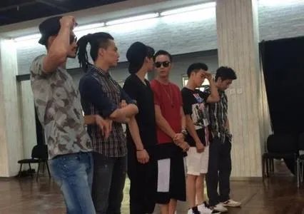 李易峰在快乐大本营反带帽子时的照片2014