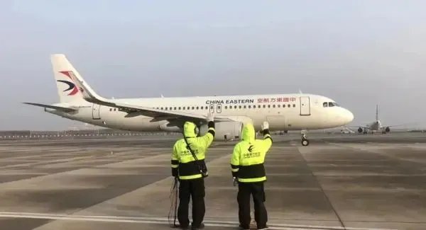 飞机拜拜员实际叫机务,他们的工作职责是什么?