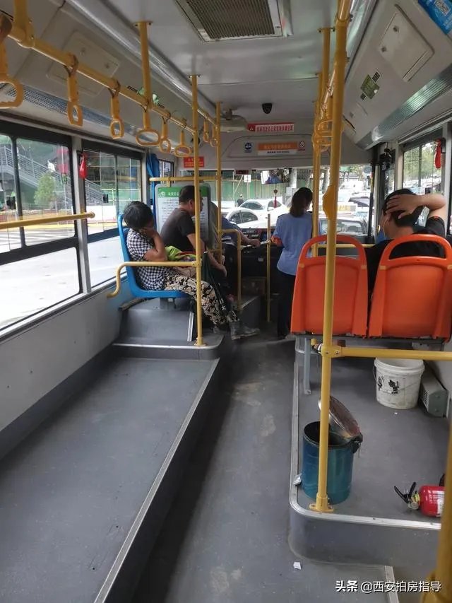 为什么西安有的公交还有售票员。浪费时间，还不方便，零钱还要存？