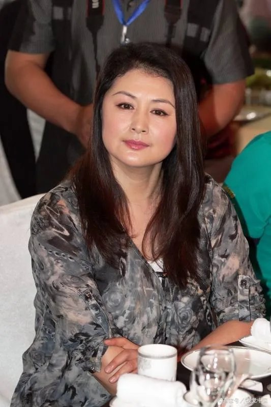 于月仙年轻时颜值惊艳，五官精致，与谢大脚判若两人，她为何要扮丑？