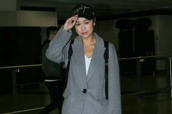 知情人曝黄心颖在美国打工收入差，只能回港讨生活 ，她真的走投无路？