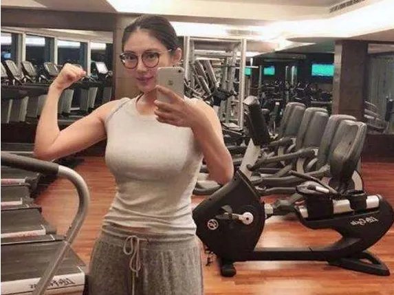 为什么手机镜像拍照后脸是正的，别人看自己是歪的