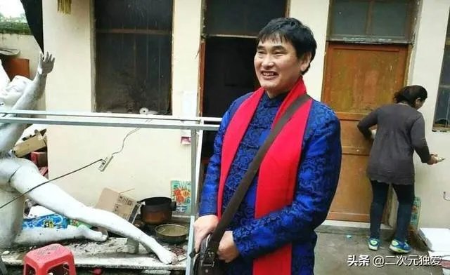 如何看待大衣哥朱之文家门被村民踹开?