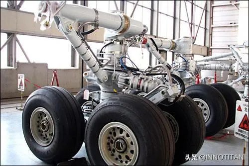 飞机起飞前加速主要是靠机轮吗?