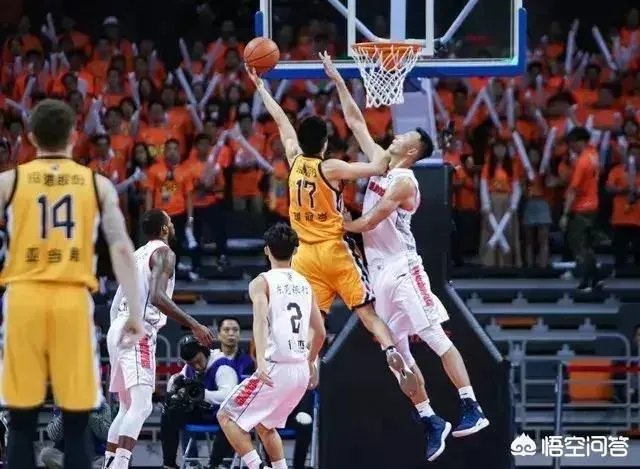 刘冠岑误伤易建联，不仅不道歉反倒回应做事不是做秀做好自己，请球迷思考，你怎么看？