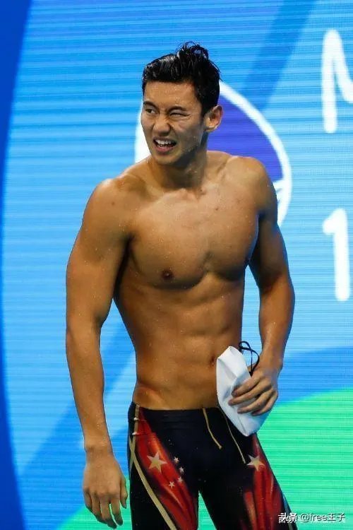 游泳运动员身材那么好，是本来就那么好，还是游泳游出来的？