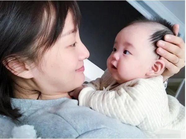 章龄之曝二胎儿子一共有几个孩子？