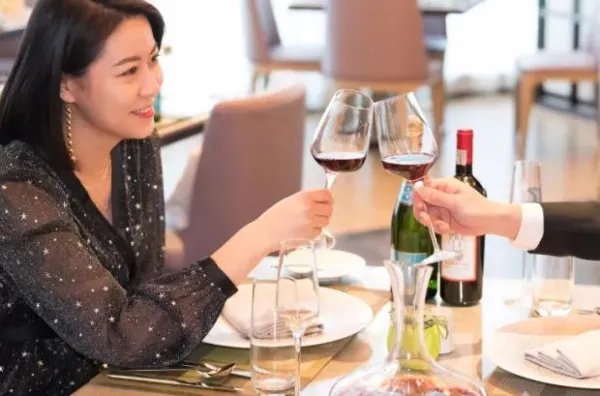 刚认识的男生约我吃饭，却让我掏钱，他这是什么心理呢？