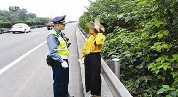 丈夫将妻子忘在服务区是什么情况？