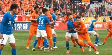 山东鲁能2:2河南建业，裁判傅明两次争议判罚导致鲁能痛失3分，如何评价？