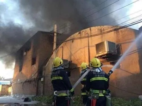 郑州某仓库突发大火，是否有造成人员伤亡？