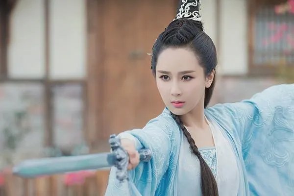 赵薇公开在微博平台回应杨紫的表白，到底是出于什么目的？