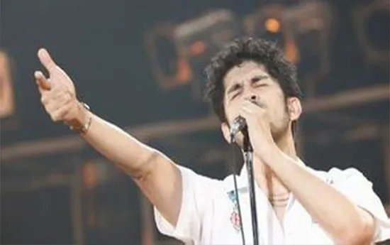 平井坚是混血吗？ 为什么会有外国人的面容？