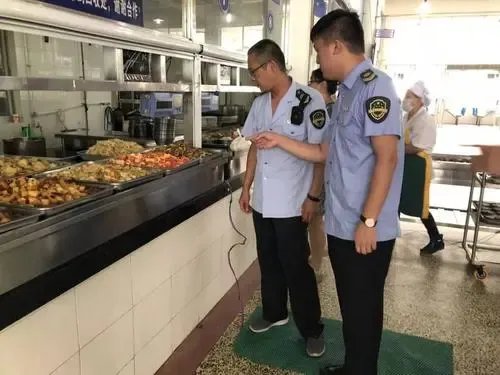 河北一家长反映食堂卫生问题被拘，校方对此事做出了什么回应？