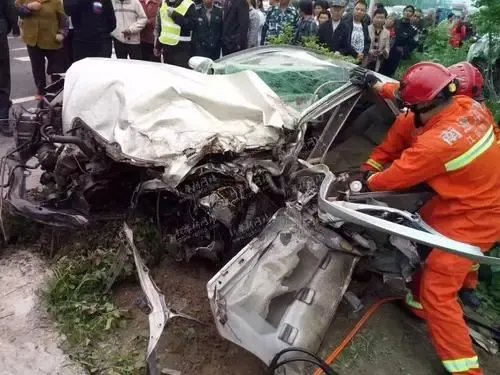 黑龙江勃利县发生重大交通事故造成15死1伤，事故发生的原因是什么？