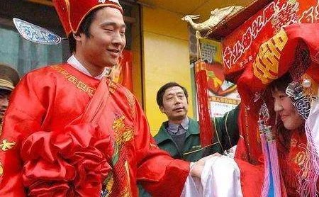 新郎接亲被丈母娘嫌钱少，彩礼越多越好吗？