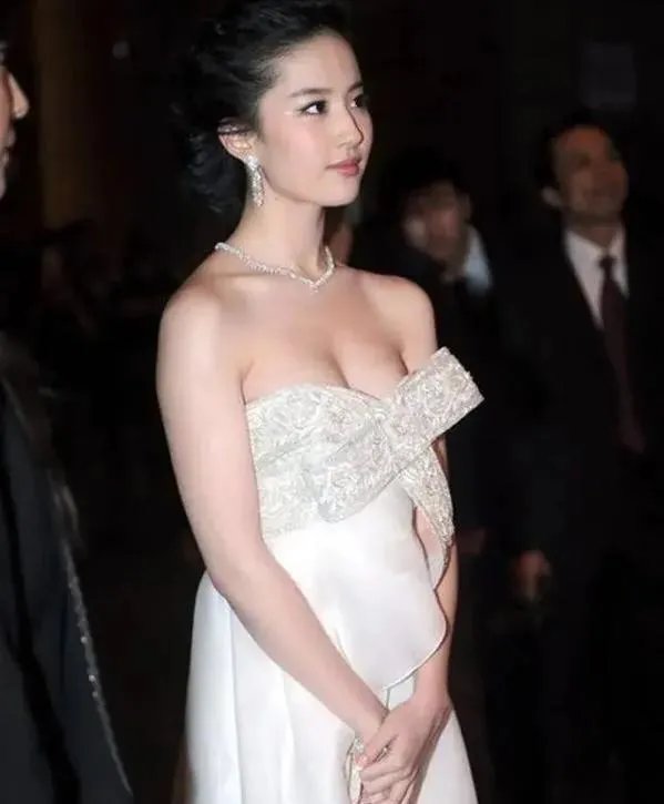 刘亦菲居然瘦出了排骨胸，身材傲人的天仙事业还有高光时刻吗？