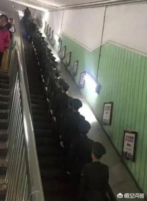 军人坐火车被埋怨不让座,网友怒怼乘客:别给群众丢人,这件事情你怎么看?