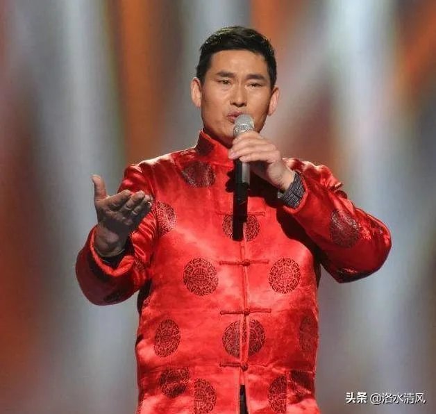 如何看待大衣哥朱之文家门被村民踹开?