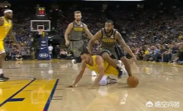 库里在和步行者比赛中膝盖流血，勇士却没有立马换下，裁判也未强制干预，这是为什么？