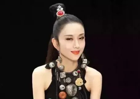 杨丽萍的豪华宫殿被查，内部肮脏不堪，网友直呼封的好，究竟咋回事？