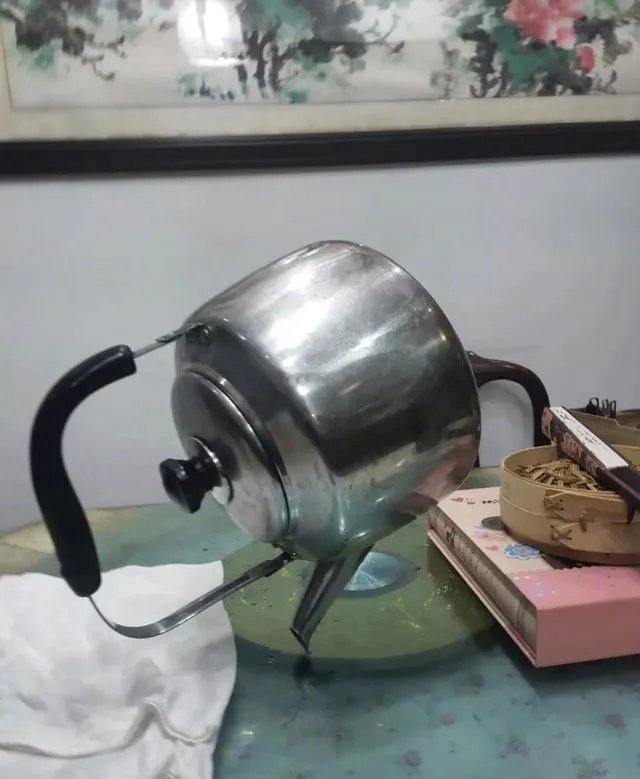 昨天“立扫把”，今天倒立上厕所？沙雕网友的脑洞有多大！